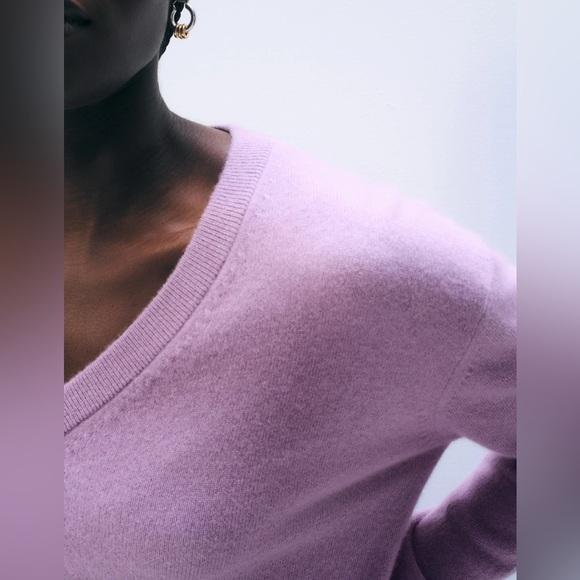 CURRENT SEASON White + Warren 100% cashmere v neck soft plum NWT - Picture 2 of 7